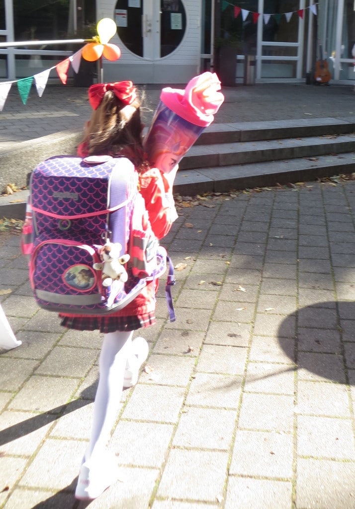 Den erlebten unsere Hort 1 Kinder am 16. September, denn es war ihr allererster Schultag!


Nach dem Programm in der Schule kamen sie mit ihren Familien zu einem kleinen Sektempfang vor das Pfarrheim.


Dort war Zeit zum gegenseitigen Austausch, freudigen Erzählen und Anstoßen auf diesen besonderen Tag. Abschließend sangen wir unser eingeübtes Lied 