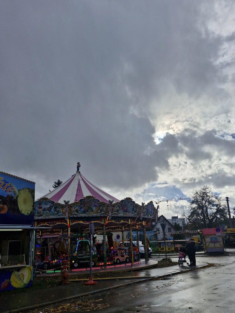 Am Freitag, den 24. Oktober 2025 ging es für unsere Kindergarten- und Hortgruppen los in Richtung Kirchweih.
Vormittags hatten die Kleinen mächtig Spaß beim Karussell fahren und staunten ganz schön, als wir uns alle Stände anschauten. Zum Abschluss kaufte sich jede Gruppe noch leckere Süßigkeiten zum Mitnehmen.
Am Nachmittag waren dann die Großen dran. Sie konnten in kleineren Gruppen selbst über die Kirchweih laufen und sich mit ihrem mitgebrachten Taschengeld etwas kaufen: sei es Magenbrot, gebrannte Mandeln, Zuckerwatte, Pfeile werfen, Karussell fahren, Gummibärchen … Da war für jeden Geschmack etwas dabei!
Glücklich und mit vollen Händen traten wir dann den Heimweg an.