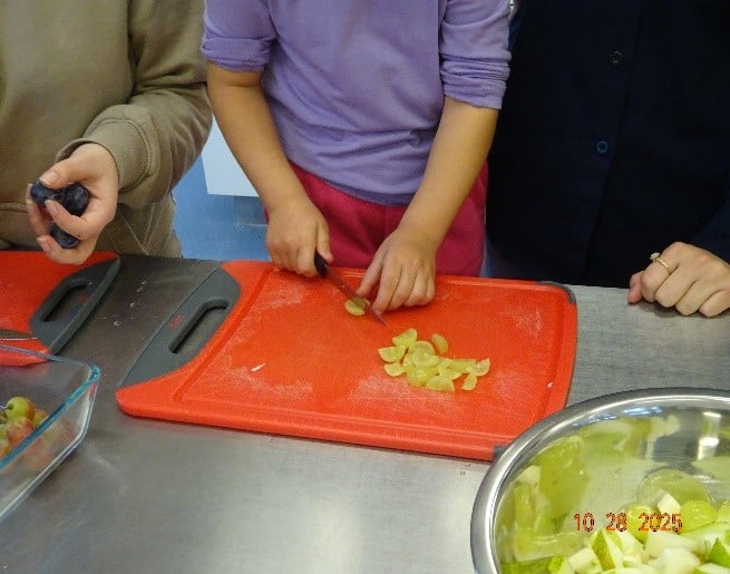 An zwei Vormittagen besuchten unsere Vorschulkinder die Schüler und Schülerinnen der 10. Klasse (Hauswirtschaftszweig) der Schillerschule.
Dort erwarteten uns tolle Mitmachaktionen rund um das Thema „Obst“. Neben einem Farbenspiel und spannenden Rätseln durften wir Gerüche erraten und Obstsorten erfühlen.
In der Küche bereiteten wir schließlich gemeinsam einen leckeren Obstsalat zu, den wir uns zusammen schmecken ließen. Hierfür schnitten wir Äpfel, Bananen, Zwetschgen und Trauben.
Was für ein toller Vormittag mit den 10. Klässern.
Schön, dass wir zu Besuch sein durften!