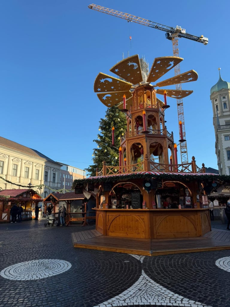 Ob nur mit den Vorschulkindern oder der ganzen Gruppe, ob mit oder ohne Eltern - alle Kindergartengruppen besuchten diesen Dezember den Christkindlesmarkt in der Augsburger Innenstadt.
Schon die Anreise mit der Straßenbahn oder dem Bus war aufregend und als wir vor Ort aussiegen, stieg uns ein leckerer Duft von gebrannten Mandeln, Punsch und Bratwürsten in die Nasen.
(Bei Interesse einfach draufklicken.)