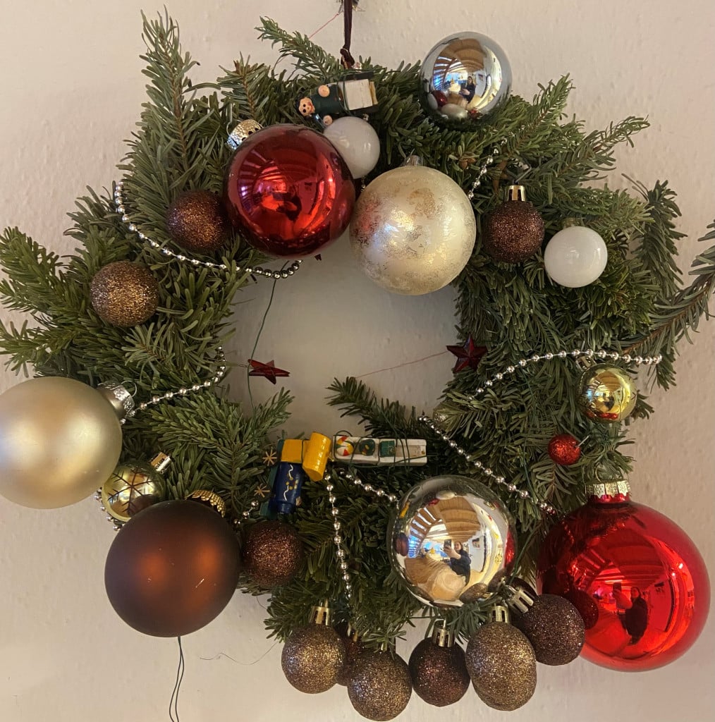 Wir wünschen euch, liebe Kinder und Ihnen, liebe Eltern, besinnliche Weihnacht und ein paar Tage Gemütlichkeit mit viel Zeit zum Ausruhen und Genießen, um das Jahr 2025 Revue passieren zu lassen und Energie für Neues sammeln zu können!
Ab dem 07. Januar 2026 sind wir dann wieder wie gewohnt für Sie da!
Frohes Fest und einen guten Start in ein glückliches und vor allem gesundes neues Jahr,
Ihr Team der KiTa St. Elisabeth