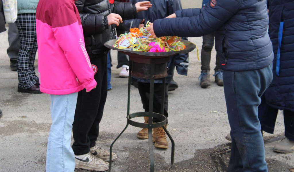 Nach unserer bunten Faschingswoche, die nun zu Ende ist, sind wir am Mittwoch, den 18.02.2026 gemeinsam mit allen Kindern in die Kirche gegangen um dort Aschermittwoch zu feiern.
Dort haben wir zusammen die Luftschlangen verbrannt und die Faschingskostüme mit einem schwarzen Tuch zugedeckt als Symbol, dass nun die Fastenzeit beginnt.
Während der Feier erhielt jedes Kind ein Aschekreuz auf die Stirn und den Zuspruch: