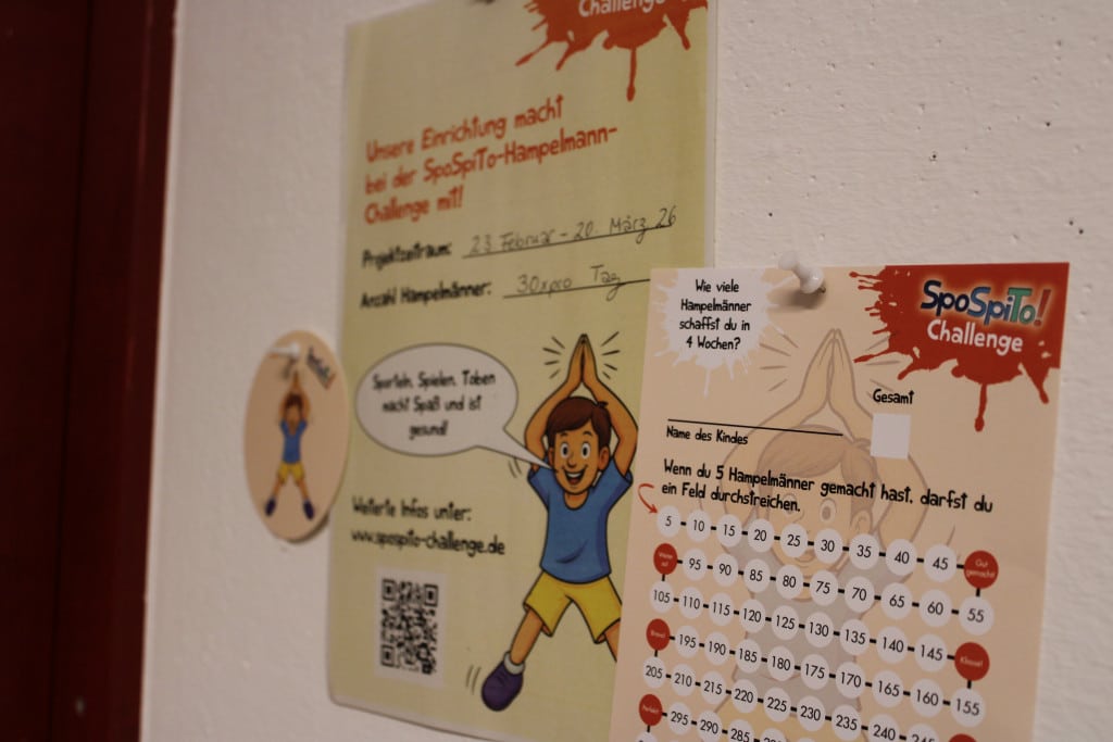 Unsere Einrichtung macht bei der SpoSpiTo - Hampelmann - Challenge mit !
An dieser Challenge nehmen bundesweit Kindertageseinrichtungen teil. Bei der SpoSpiTo -Challenge 2026 sollen insgesamt 20 Millionen Hampelmänner erreicht werden. 
