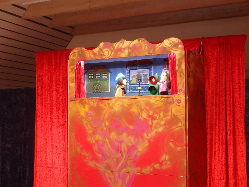 Am 9. Februar durften wir in unserer KiTa die Verkehrspuppenbühne begrüßen. In einem kindgerechten und spannenden Puppenspiel dreht sich alles um Verkehrsregeln und sicheres Verhalten im Straßenverkehr. 
Auch die Polizei war vor Ort und erklärten den Kindern anschaulich - unter anderem mit einer Ampel - wichtige Regeln. 
Dabei wurde nicht nur zugeschaut: Die Kinder durften mitmachen, Fragen beantworten und ihr Wissen einbringen. Ein erlebnisreicher Vormittag, der uns gezeigt hat: 
Verkehrssicherheit kann richtig Spaß machen!