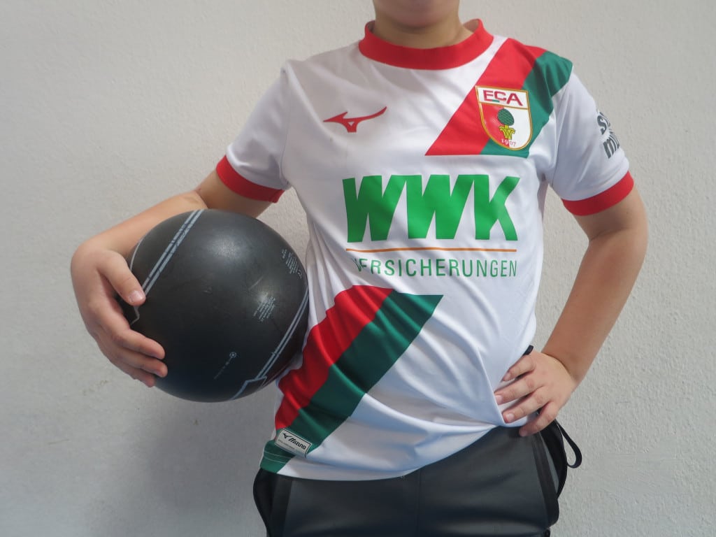 Ab Dienstag, den 17.03.2026 bieten wir ein altersgerechtes Fußballtraining für Vorschulkinder an, bei dem Spaß und Freude im Vordergrund stehen. Jeden Dienstag von 9 Uhr bis 10 Uhr verwandelt sich der Pfarrgarten zum Fußballplatz. Unter der Leitung von Konstantin werden die Kinder mit altersgerechten Übungen an das Fußballspielen herangeführt. Gestartet wird immer mit einem gemeinsamen Aufwärmtraining und abwechslungsreichen Übungen, die die motorischen Fähigkeiten und die Teamfähigkeit fördern.
Das Highlight ist natürlich das Fußballspiel, bei welchem zwei Mannschaften gegeneinander antreten!! Dies bildet den Abschluss jeder Trainingseinheit. Hier können die Kinder ihre ersten Erfahrungen im Umgang mit dem Ball sammeln, Tore schießen und Spaß beim spielen haben. Wir freuen uns auf euch!