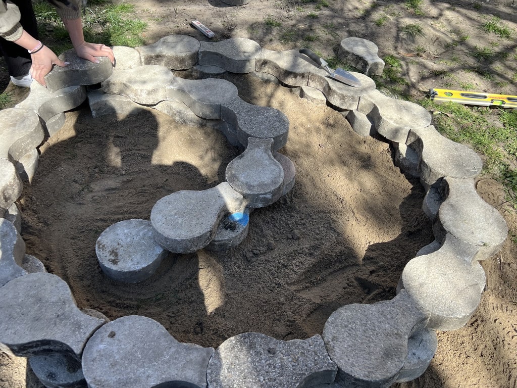 Am Mittwoch in der zweiten Ferienwoche waren die Hortkinder fleißig.

Durch die Bauarbeiten an unserer KiTa sind einige große Steine übrig geblieben. Diese haben wir im Hort genutzt und eine Kräuterspirale gebaut. Zuallererst haben wir zusammen mit den Kindern den Boden mit Sand eingeebnet. Im Anschluss konnten wir dann die Steine aufeinander stapeln und in Form einer Spirale bringen. Zum Schluss wurde unsere neue Kräuterspirale mit Erde aufgefüllt. Nun freuen wir uns, bald die ersten Kräuter und Pflanzen einzupflanzen.