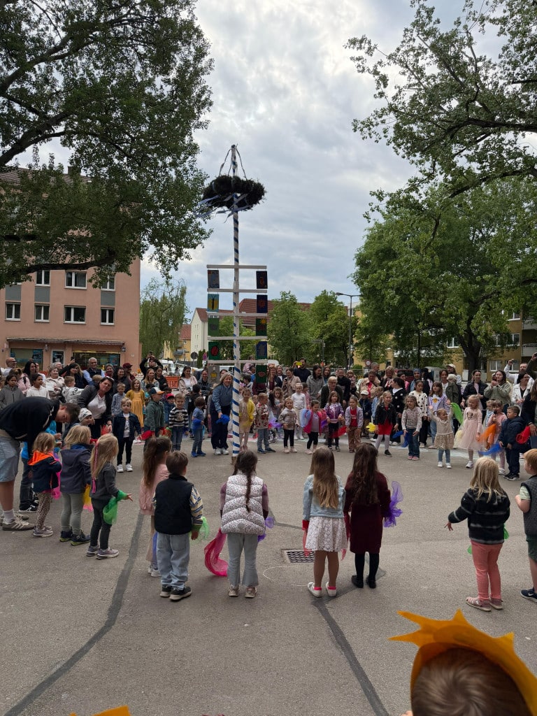 Nach einigem Bangen bezüglich des Wetters konnte unsere Maifeier am 05.05.2026 nicht ganz wie geplant stattfinden. Trotzdem konnten wir gemeinsam eine schöne Feier auf die Beine stellen.

Die Kinder der Elefantengruppe spielten uns sehr anschaulich vor, wie Gott seinen Engel Gabriel sandte, um auf der Erde eine Frau für einen ganz großen Auftrag zu finden. Er fand schließlich Maria, die „Ja“ sagte und dafür bereit war. In der Maiandacht dachten wir ganz besonders an sie, die Mutter Jesu, und sangen schöne Marienlieder.

(Zum weiter lesen bitte auf den Beitrag klicken)