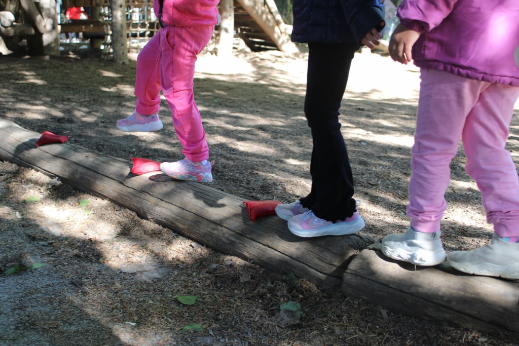 Am Mittwoch, den 13.05.2026 war am Vormittag im Kindergarten einiges los. Bereits am Morgen trafen sich alle Kindergartenkinder in ihrem Sportoutfit beim großen Baumhaus. Gemeinsam sangen wir unser Knaxiade-Lied und wärmten uns auf.
Mit viel Motivation ging es anschließend zu den verschiedenen Stationen. Dort konnten alle Kinder ihre Kraft, Ausdauer und ihr sportlichen Können unter Beweis stellen und jede Station erfolgreich meistern.
Zum Abschluss erhielt jedes Kind eine Urkunde sowie eine Medaille. So ging ein erlebnisreicher Vormittag voller Spaß, Freude und Bewegung zu Ende.