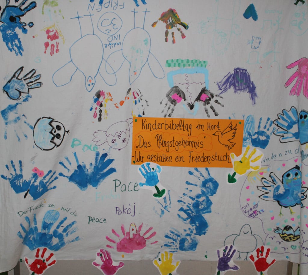 Der Kinderbildertag im Hort sowie die Kinderbibelwoche im Kindergarten standen dieses Jahr im Mai unter dem Thema: „Das Pfingstgeheimnis“.
Gemeinsam mit den Kindern der KiTa St. Elisabeth haben wir uns mit diesem Geheimnis und seiner Bedeutung beschäftigt. Im Hort hatten die Kinder die Möglichkeit, an verschiedenen Workshops teilzunehmen, die sich auf vielfältige Weiße mit dem Pfingstgeheimnis auseinandersetzen.
Mit viel Freude und Kreativität bereiteten die Kinder im Hort ein eigenes Theaterstück vor, erarbeiteten passende Bewegungseinheiten im Griesle, backten fleißig Taubenbrötchen und gestalteten Friedensanhänger sowie ein gemeinsames Friedenstuch.
So konnten wir gemeinsam einen schönen Nachmittag mit vielen besonderen Eindrücken erleben.